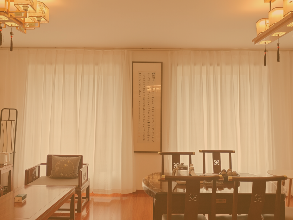 慧多狮的办公环境,客厅办公桌和字画